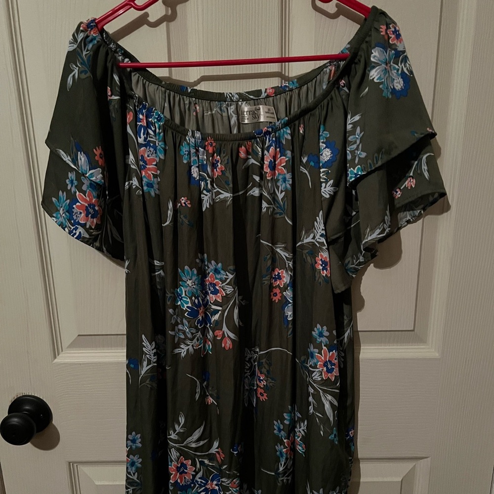 Terra & Sky Dark Green Floral Top